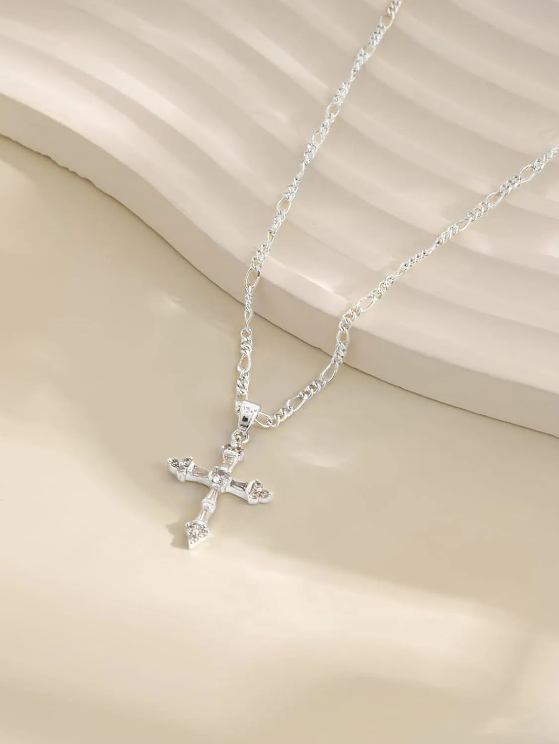 Cross Necklace for Women,Double Cross Necklace 14K Gold Plated Cross Pendant Necklace Dainty Gold Cross Necklaces for Women Trendy Small Cross Charm Necklace Simple Cute Choker Necklaces Gold Jewery
