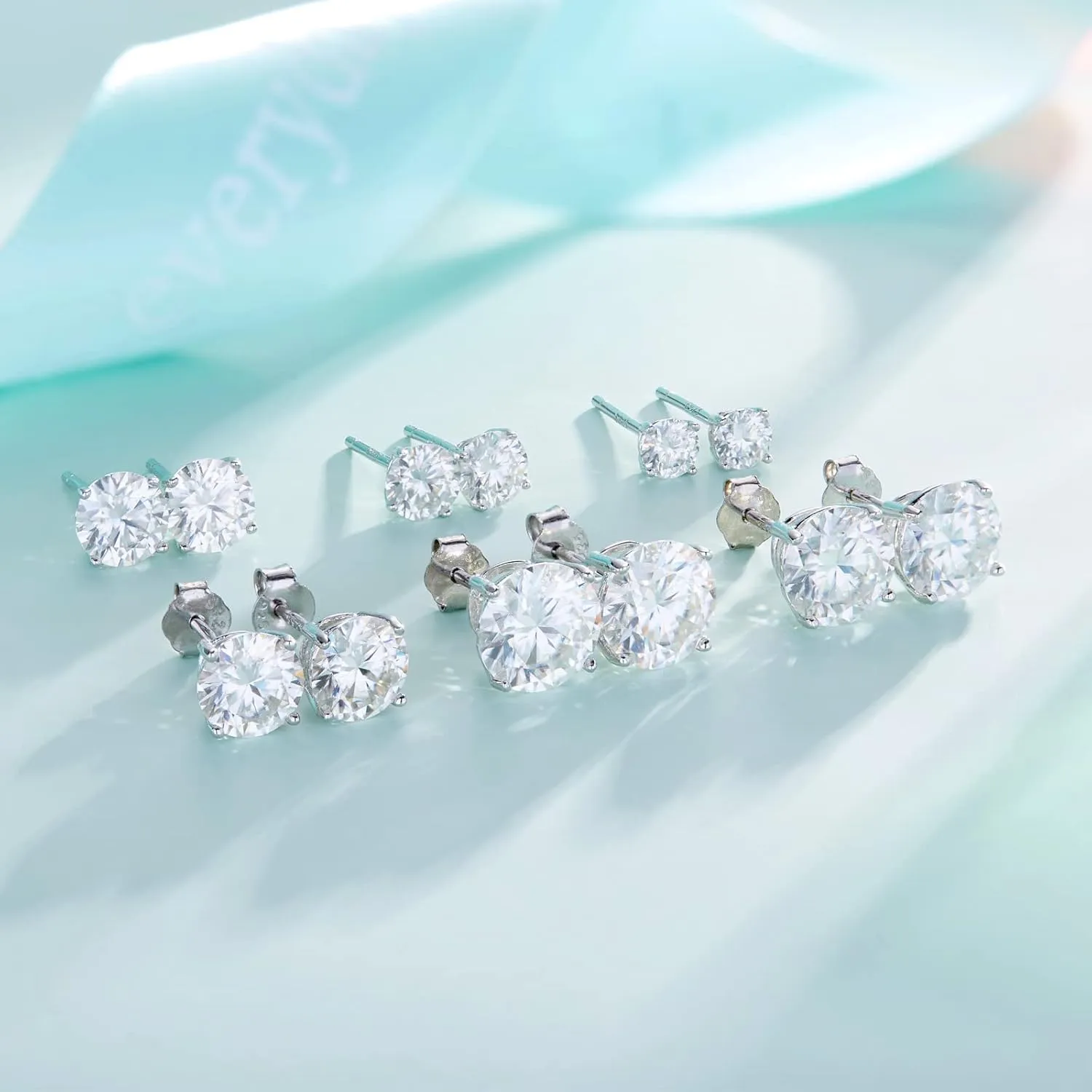 Moissanite Stud Earrings Women: 0.6-4ct 18K White Gold Plated 925 Sterling Silver Imitation Diamond Earrings for Sensitive Ears