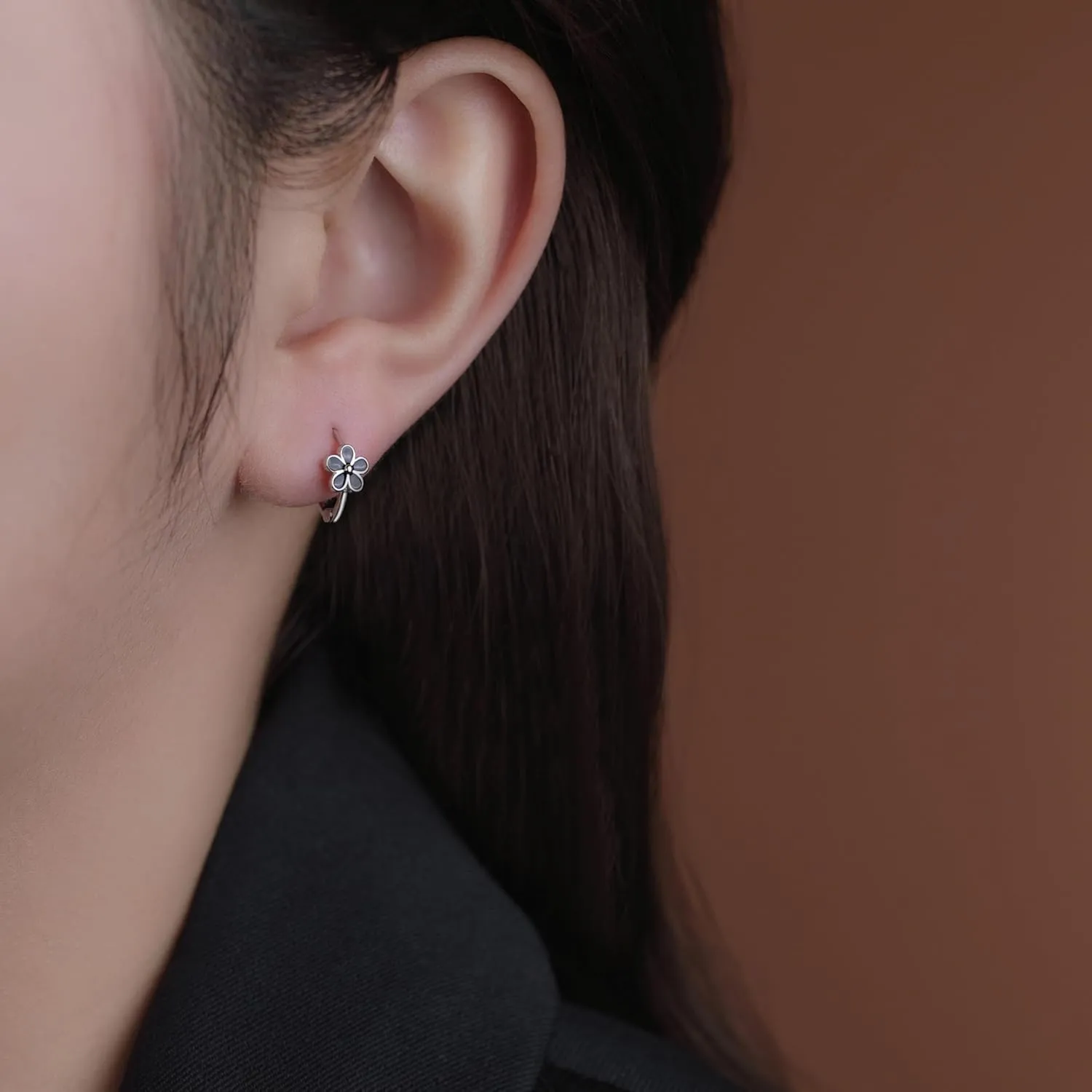 Reffeer Solid 925 Sterling Silver Daisy Flower Hoop Earrings Huggie for Women Teens Black Flower Hoop Earrings Spring Cartilage Helix Earrings