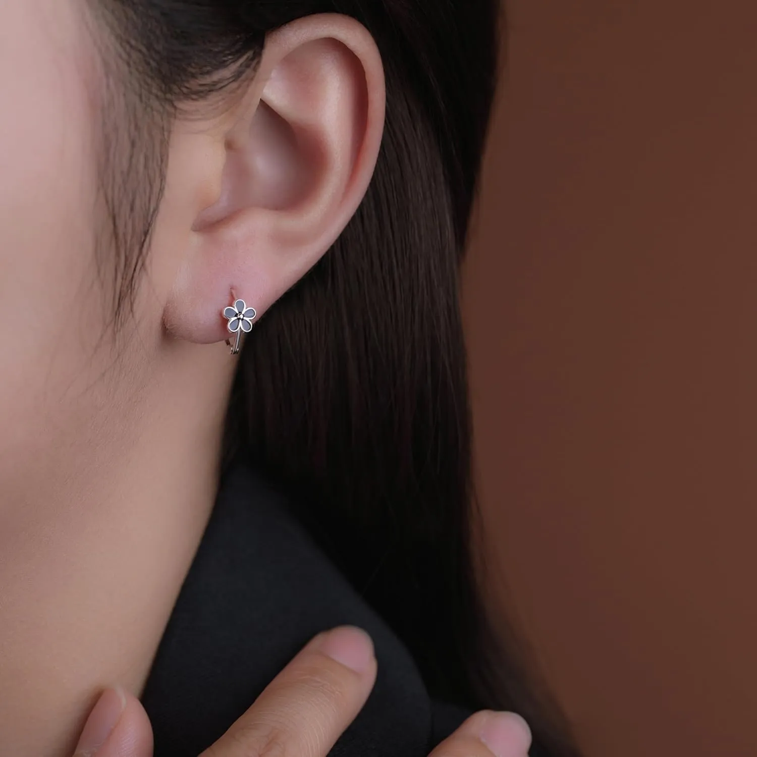 Reffeer Solid 925 Sterling Silver Daisy Flower Hoop Earrings Huggie for Women Teens Black Flower Hoop Earrings Spring Cartilage Helix Earrings